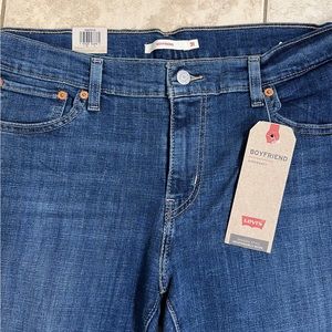 Levi’s boyfriend jeans